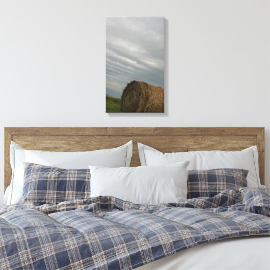 Haystack mit Sturmwolken über dem Foto Leinwanddruck (Insitu (Schlafzimmer))