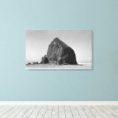 Haystack Rock am Strand von Cannon, Oregon Fotogra Leinwanddruck (Insitu (Holzboden))