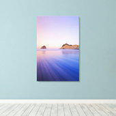 Haystack Rock bei Morgendämmerung verschwommene Li Leinwanddruck (Insitu (Holzboden))