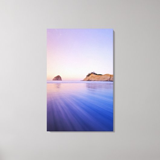 Haystack Rock bei Morgendämmerung verschwommene Li Leinwanddruck (Vorderseite)