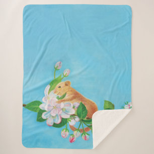 Hazel Dormouse auf blühenden Apfelzweig Sherpadecke