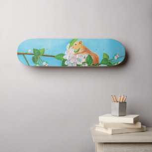 Hazel Dormouse auf einem blühenden Zweig Skateboard
