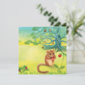 Hazel Dormouse Eating Wild Strawberry (Stehend Vorderseite)