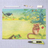 Hazel Dormouse Eating Wild Strawberry Seidenpapier (Handwerk)