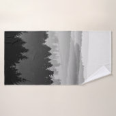 Hazy Forest Hills Schwarz-Weiß Landschaft Foto Badehandtuch (Badehandtuch)