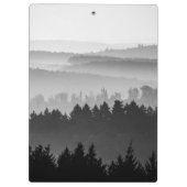 Hazy Forest Hills Schwarz-Weiß Landschaft Foto Klemmbrett (Rückseite)