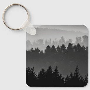 Hazy Forest Hills Schwarz-Weiß Landschaft Foto Schlüsselanhänger