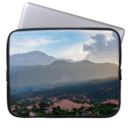 Hazy Pikes Peak Sunset Laptop Sleeve Case (Vorderseite)