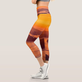 Hazy Sonnenuntergang auf der Kurushima Kaikyo Brid Capri Leggings