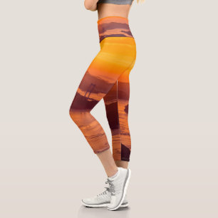 Hazy Sonnenuntergang auf der Kurushima Kaikyo Brid Capri Leggings