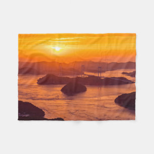 Hazy Sonnenuntergang auf der Kurushima Kaikyo Brid Fleecedecke
