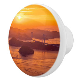 Hazy Sonnenuntergang auf der Kurushima Kaikyo Brid Keramikknauf