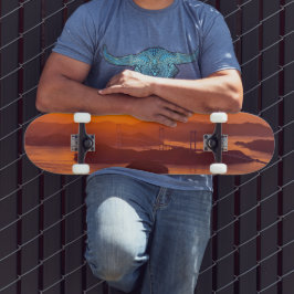 Hazy Sonnenuntergang auf der Kurushima Kaikyo Brid Skateboard