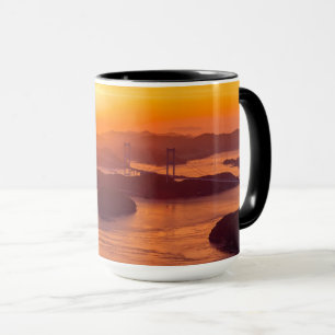Hazy Sonnenuntergang auf der Kurushima Kaikyo Brid Tasse