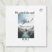 He asked she said yes engagement photo name stylis geschenkanhänger (Rückseite)