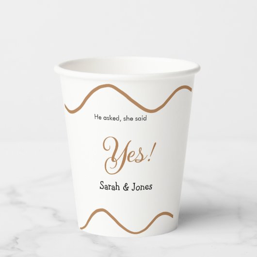 He asked she said yes engagement simple minimal pappbecher (Vorderseite)