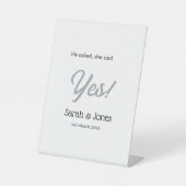 He asked she said yes engagement simple silver dat sockelschild (Vorderseite)