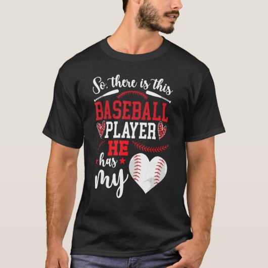 He Has My Heart Baseball Girlfriend Of A Baseball T-Shirt (Vorderseite)