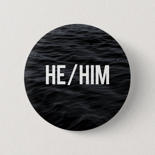 He/Him Pronomen-Knopf (Dunkelheits-Wellen) Button (Vorderseite)