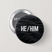 He/Him Pronomen-Knopf (Dunkelheits-Wellen) Button (Vorne & Hinten)