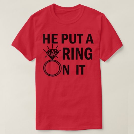 He Put a Ring on It Engagement Wedding T Bride to T-Shirt (Design vorne)