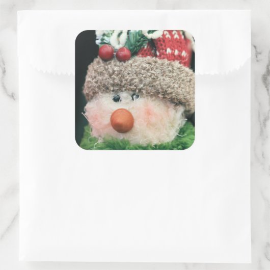 He seems overdressed somehow quadratischer aufkleber (Tasche)