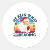 He Sees What You've Been Reading Santa Christmas B Runder Aufkleber (Vorderseite)