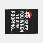He See's You When You're Ong... Christmas Design  Fleecedecke (Vorderseite (Horizontal))