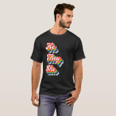 He They She Pronouns LGBTQ Pride Rainbow T-Shirt (Vorne ganz)