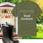 Head Gardener Garden Lover Garening Bekleidung T-Shirt<br><div class="desc">Dieser grüne T - Shirt für Gartenliebhaber zeigt die Worte "Grödner" und einen Namen Ihrer Wahl,  in stilvoller moderner Schrift. Das personalisierte Oberteil ist ein ideales Gartengeschenk.</div>