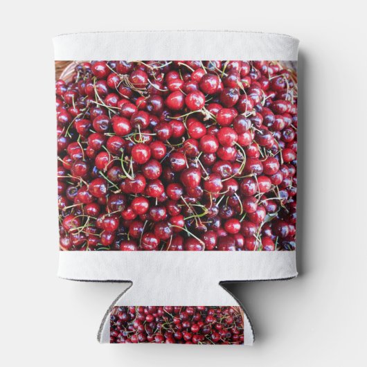 Heap frischer roter Kirschen im Korb Dosenkühler (Rückseite)