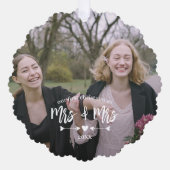 Heart Arrows First Christmas Mrs. Foto Ornament Karte (Vorderseite)