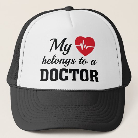 Heart Belongs Doctor Truckerkappe (Vorderseite)