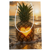 Heart Carved In a Pineapple On a Beach Mittlere Geschenktüte (Vorderseite)