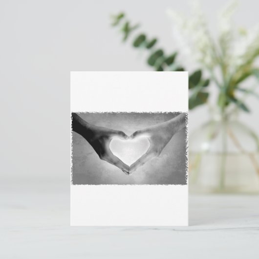 Heart Hands B&W Foto Postkarte (Stehend Vorderseite)