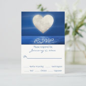 Heart Moon Over Water Beach Hochzeit RSVP Karte (Stehend Vorderseite)