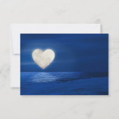 Heart Moon Over Water Beach Hochzeit RSVP Karte (Rückseite)