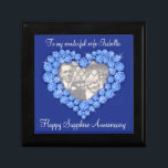 Heart Sapphire Hochzeit blaues Foto Ehefrau Gesche Schmuckschachtel<br><div class="desc">Hübsche Saphir-Grafik-Effekt halten Sake Schmuckstück Geschenkboxen. Ideal,  um Ihre Ehefrau auf einem 45-jährigen Saphirjubiläum oder anderen besonderen Anlässen ein besonderes Geschenk zu schenken. Geschenkboxen lautet: "Zu meiner wunderbaren Ehefrau Isabella. Happy Sapphire Jubiläum kann mit Ihrem Foto und eigenen Namen und Worten angepasst werden. Exklusives Design von Sarah Trett.</div>