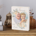 Heart Shaped Floral Gold Rahmen Wedding Foto Holzkisten Schild<br><div class="desc">Maßgeschneiderter Foto-Block mit einem geometrisch geformten goldförmigen Rahmen,  der Ihr LieblingsFoto darstellt. Der Rahmen ist mit Aquarellbouquets aus Creme und Aprikosen-Blume geschmückt. Es wird mit dem Wortlaut "ewig und immer" in eleganter lässiger,  handgeschriebener Schrift auf neutralem,  mandelweißem Hintergrund geschrieben,  die Sie alle bearbeiten können,  wenn Sie möchten.</div>
