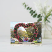 Heart-Shaped Flower Topiary Postkarte (Stehend Vorderseite)