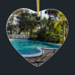 Heart Shaped Pool River Lily Inn - Daytona Beach Keramik Ornament<br><div class="desc">Das Bild dieses zweiseitigen, herzförmigen Pfahlschmuckes ist der einzigartige, herzförmige Pool am Fluss Lily Inn Bed and Breakfast in Holly Hill/Daytona Beach, Florida. Der übergroße Pool wurde in den 50er Jahren errichtet und ist 1 bis 5 Meter tief. Das majestätische 1888 Inn überblickt den Fluss Intraküste Halifax und ist eine...</div>