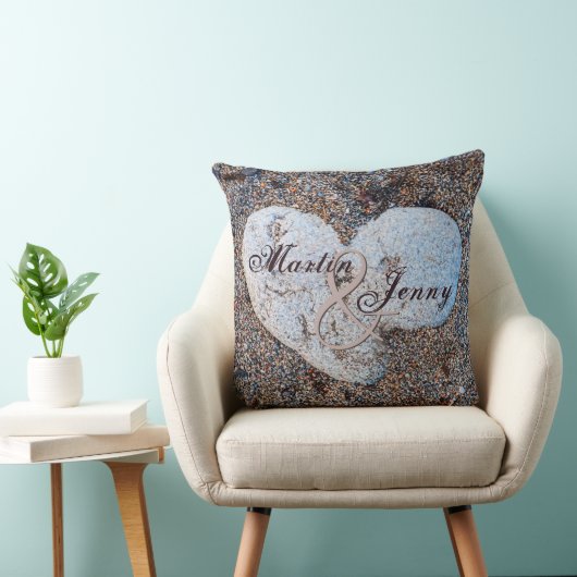 Heart Shaped Rock in Sand Personalize Name Date Kissen (Stuhl )