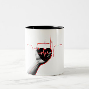 Heartbeat Love Design - Hand Holding Heart Zweifarbige Tasse