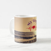 Heartbeat Love – Minimalist Romantic Design Kaffeetasse (Vorderseite Links)
