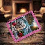 Heartfelt Sunset Tri-fold Geldbeutel<br><div class="desc">Sonnige Sets,  die goldene Rochen über den Fluss werfen,  wie ein herzförmiger Stein,  auf dem Sarah Erholungen auf weißen Steinen eingeklemmt ist,  was eine romantische Szene schafft.</div>