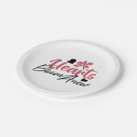 Hearts Bloom new - inspirierendes Blumenzitat Pappteller (Schrägansicht)