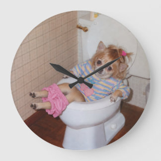 Heather-Lnns Retro-Chihuahua-Triumph auf dem Töpfc Große Wanduhr