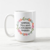 Hebamme, OB Nurse SIPPING TEE UND FANGEN BABIES. Kaffeetasse (Links)
