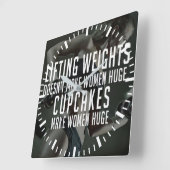 Heben gegen Cupcakes machen Frauen riesig - Funny Quadratische Wanduhr (Winkel)