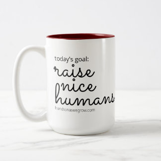 Heben Sie die Tasse der Menschen in Nizza auf